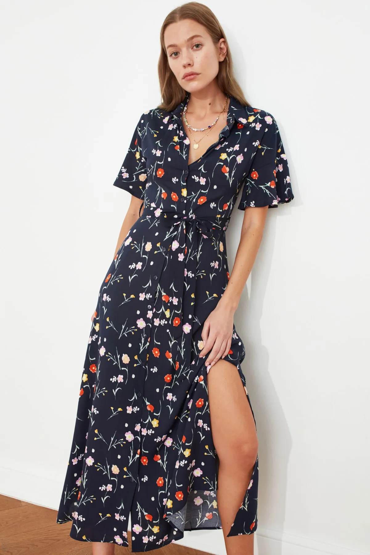 Trendyol Collection  Marineblaues, gewebtes Midi-Hemdkleid mit Schlitz und Blumendruck und Gürtel TWOSS20EL2822