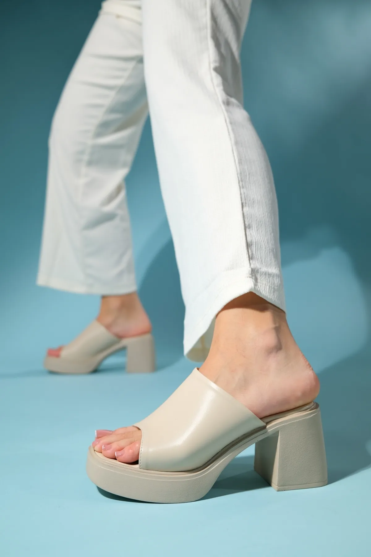 LuviShoes  ARVEL Beige Skin Damen-Slipper mit Plateauabsatz