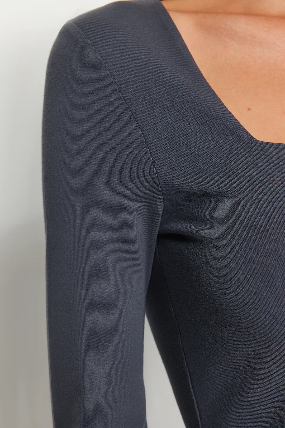Trendyol Collection  Anthrazitfarbene Strickbluse aus Baumwolle mit quadratischem Kragen und regulärer Passform TWOAW24BZ00016