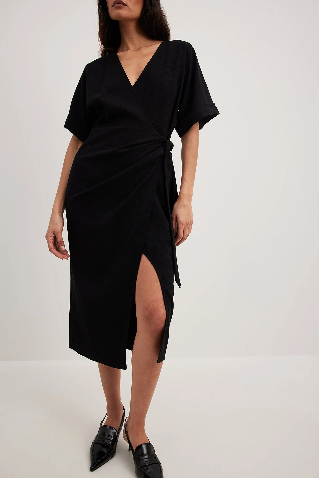 Strukturiertes Midikleid mit Überlappung