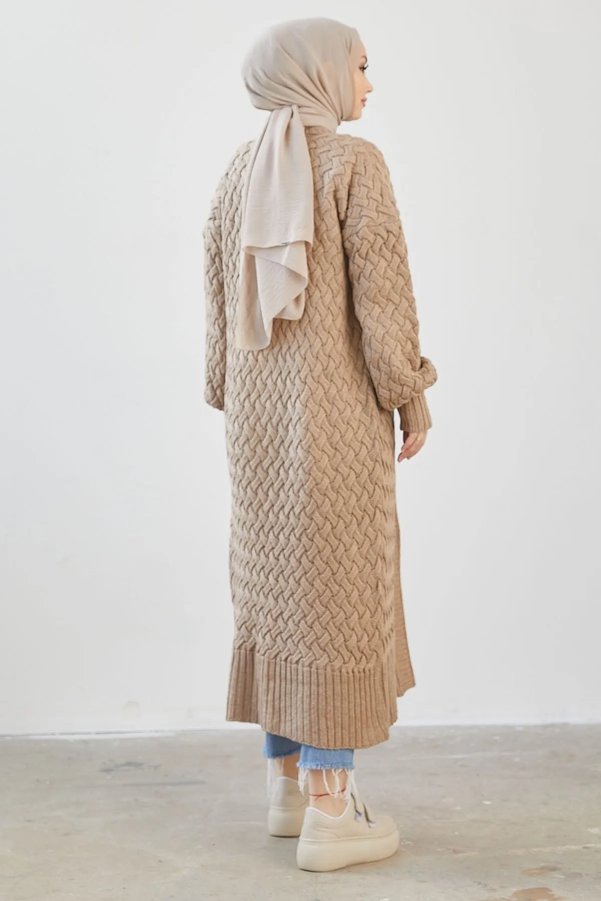 InStyle  Langer, geknöpfter Strick-Cardigan von Arene – Kamel