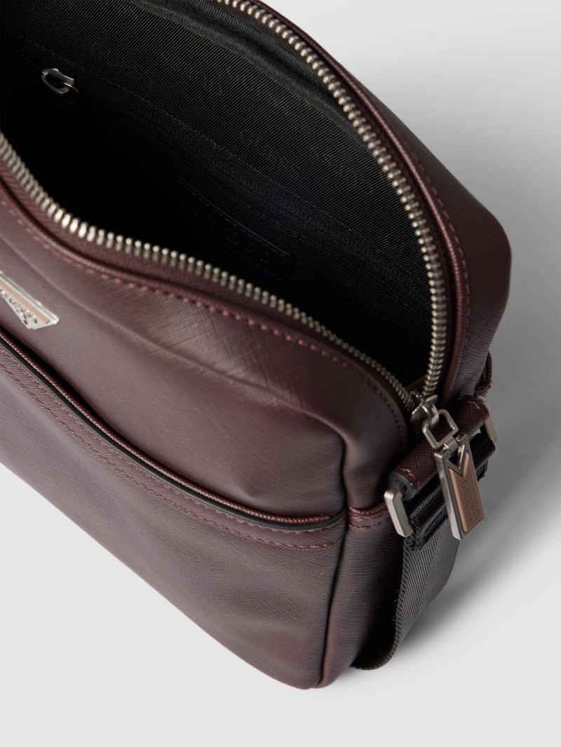 Umhängetasche mit Label-Applikation in aubergine