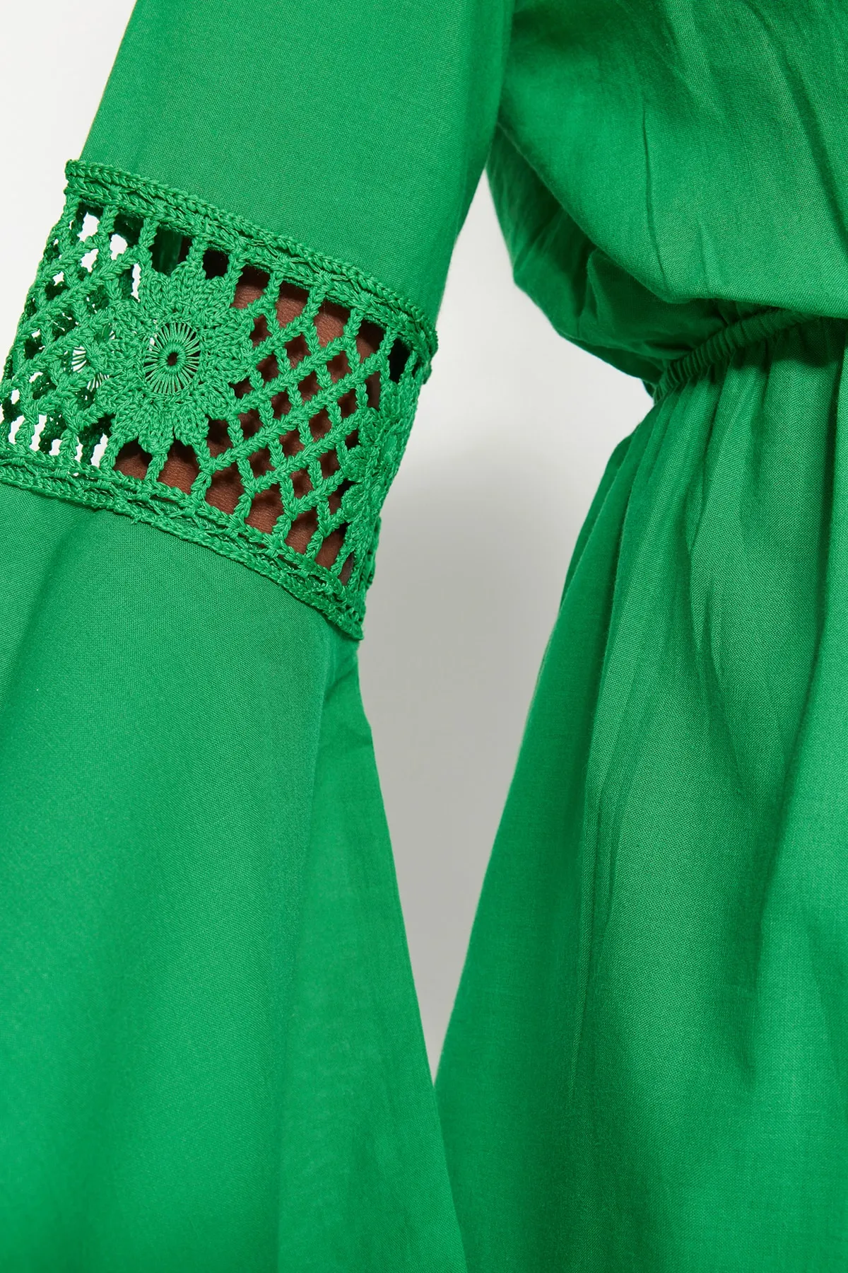 Trendyol Collection  Tropisches grünes Mini-Strandkleid aus gewebter Spitze aus 100 % Baumwolle TBESS23EL00034