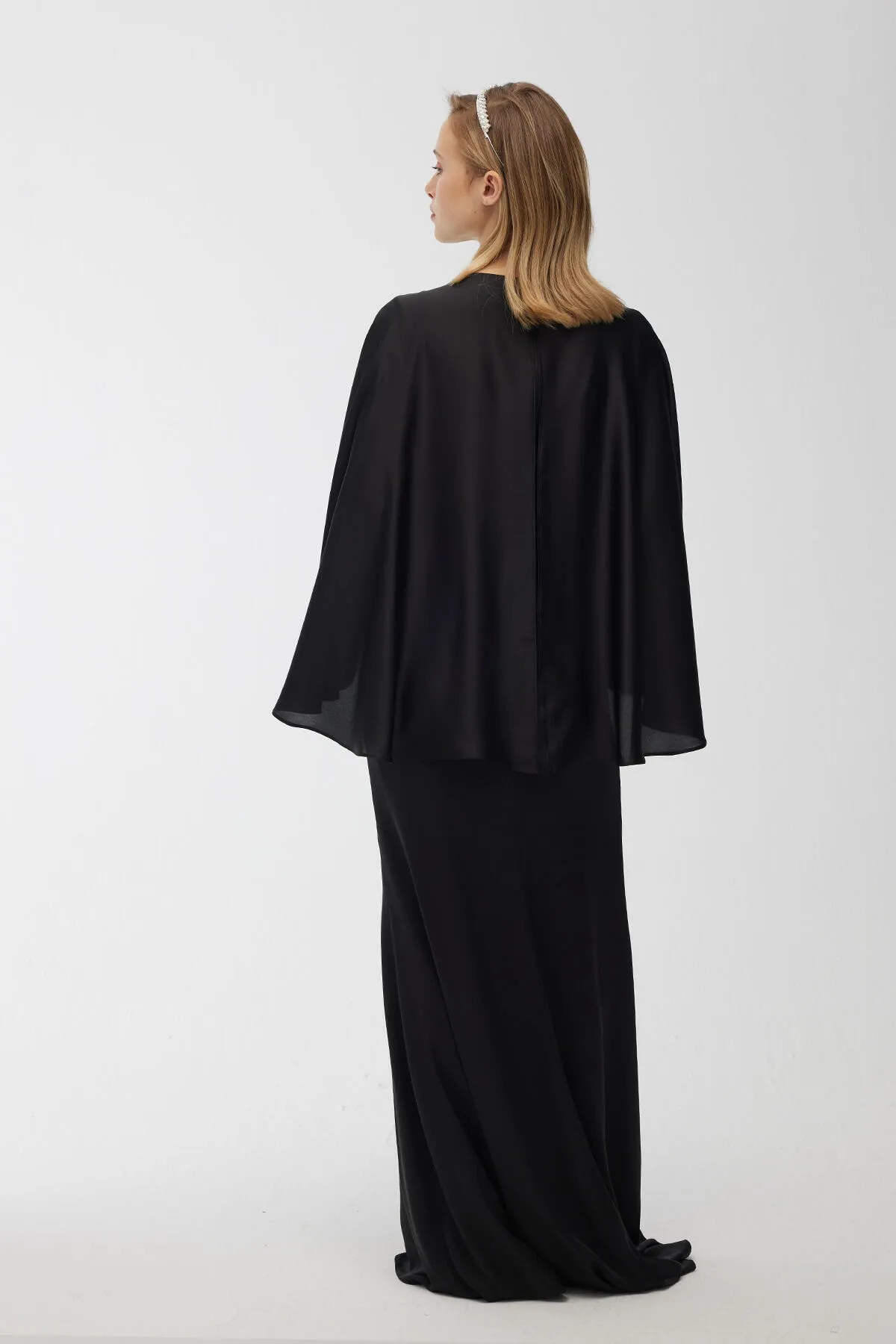 Manuka  Cape-Abendkleid aus Seidensatin in Schwarz