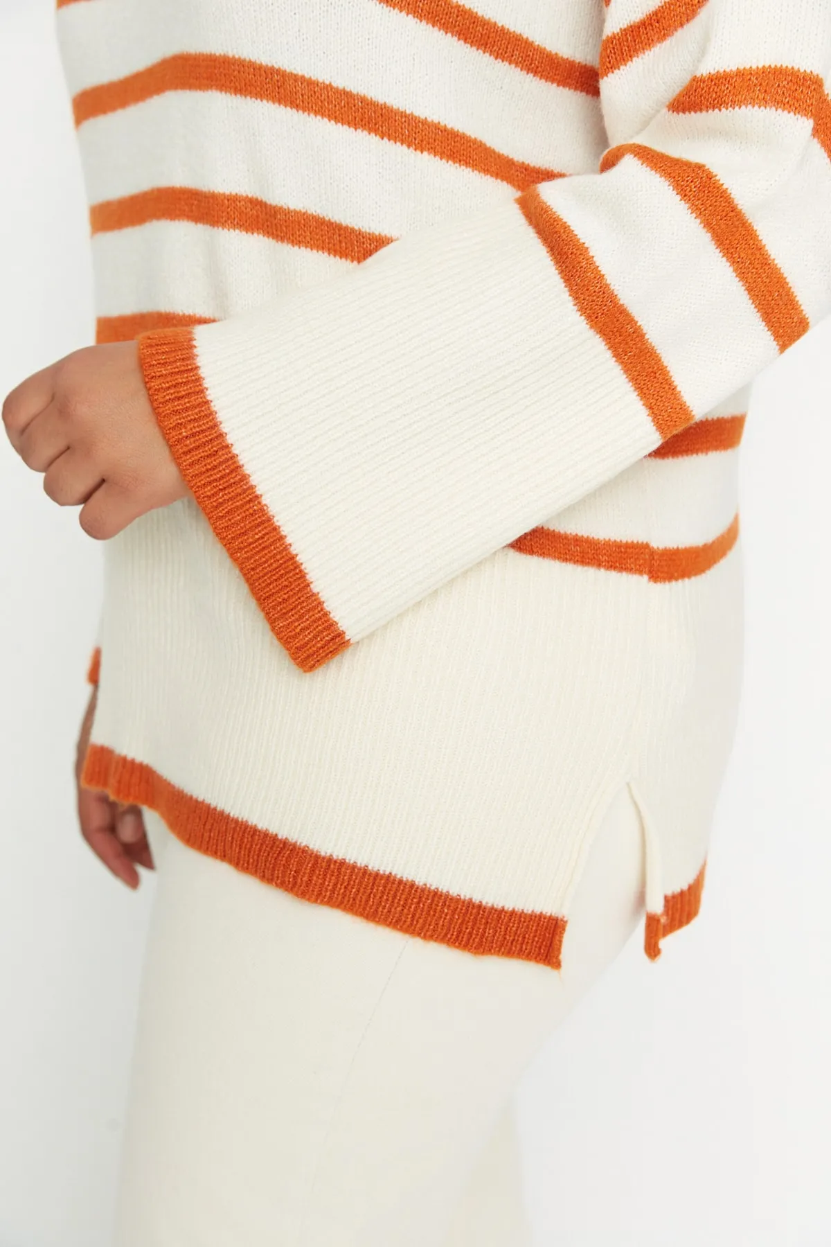 Trendyol Curve  Orange gestreifter Strickpullover TBBAW23AN00015