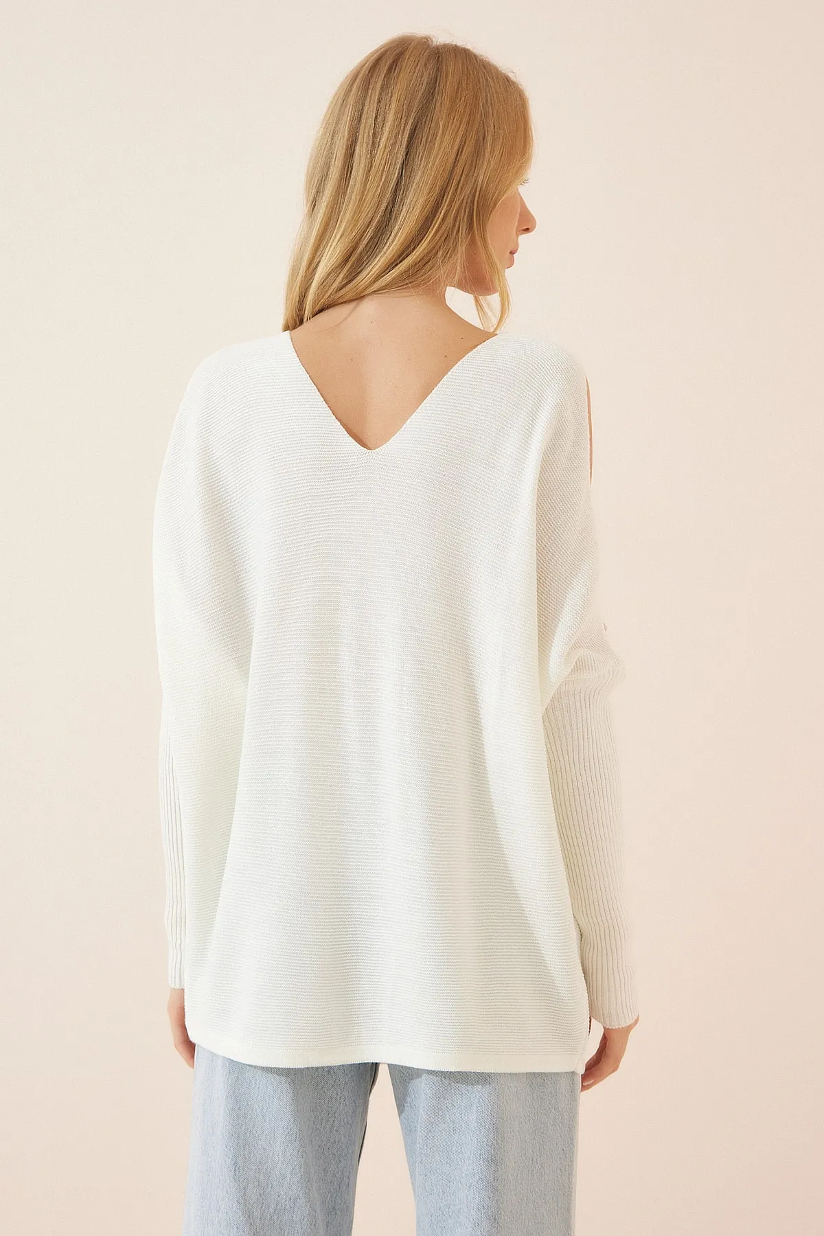Happiness İstanbul  Weißer Oversize-Strickpullover mit Schulterfenster für Damen AS00016