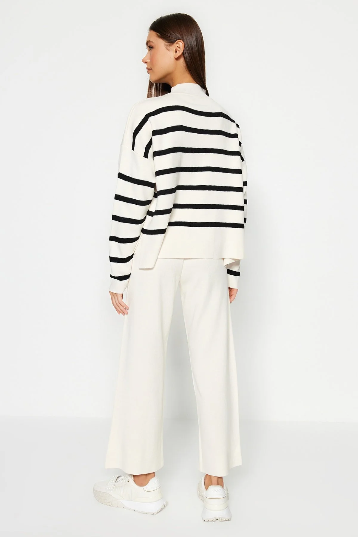 Trendyol Collection  Set aus gestreiftem Strickoberteil und -unterteil mit ecrufarbener Hose TWOAW24AU00045