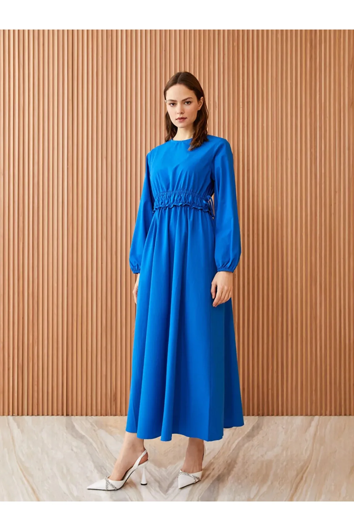 LC Waikiki  Lcw Modest Damenkleid aus Popeline mit geradem Rundhalsausschnitt und langen Ärmeln