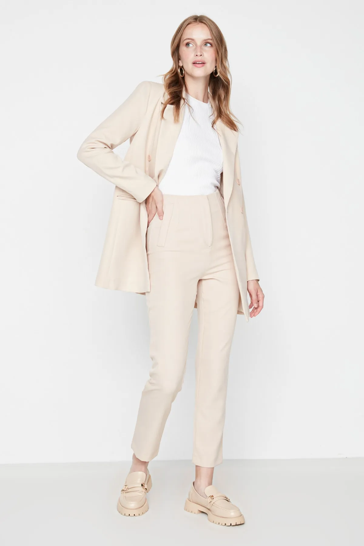 Trendyol Collection  Beigefarbene, zigarettengemusterte, knöchellange Webhose mit hoher Taille und Abnähern TWOSS20PL0515