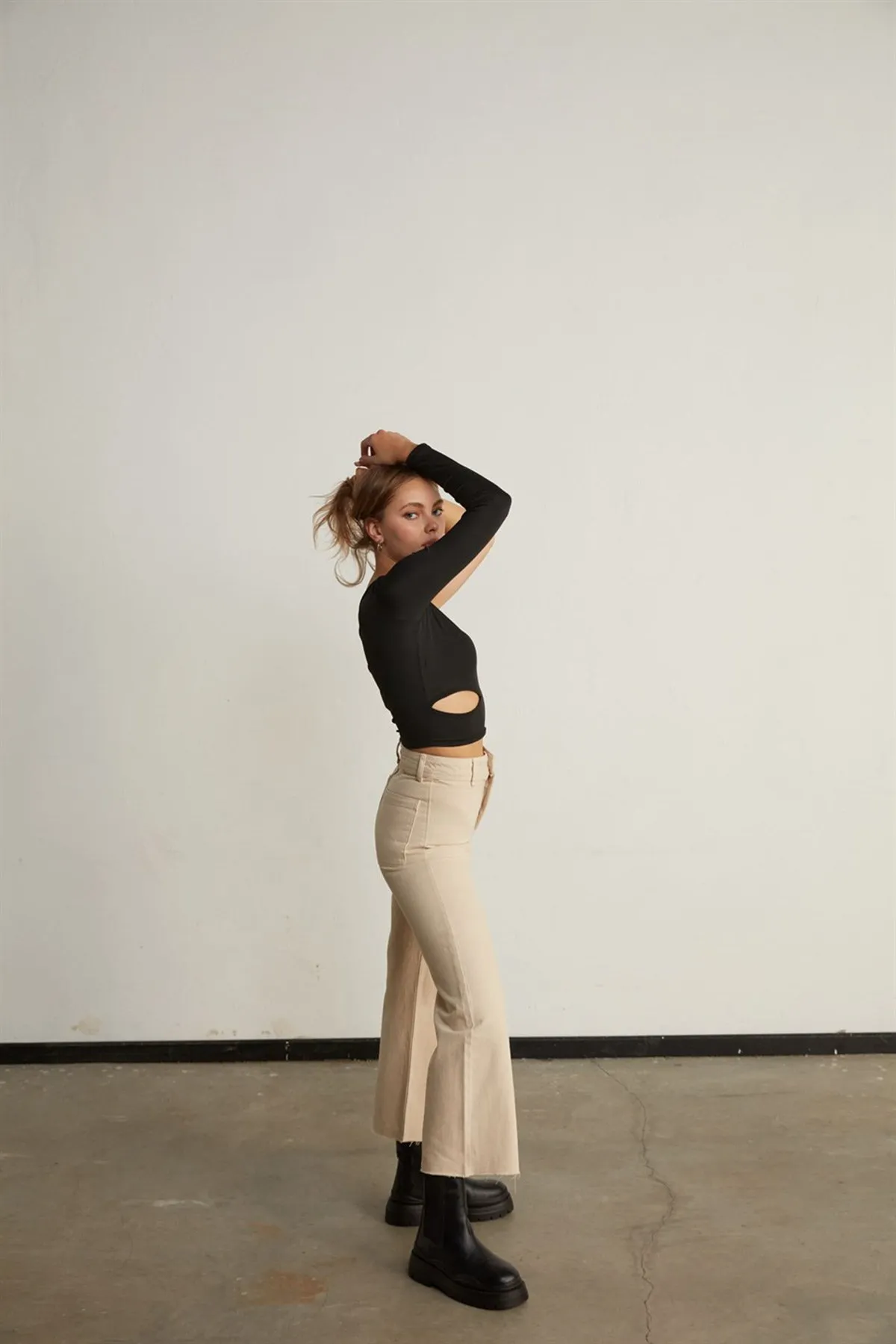 VATKALI  Ausgestellte Jeans mit weitem Bein in Beige