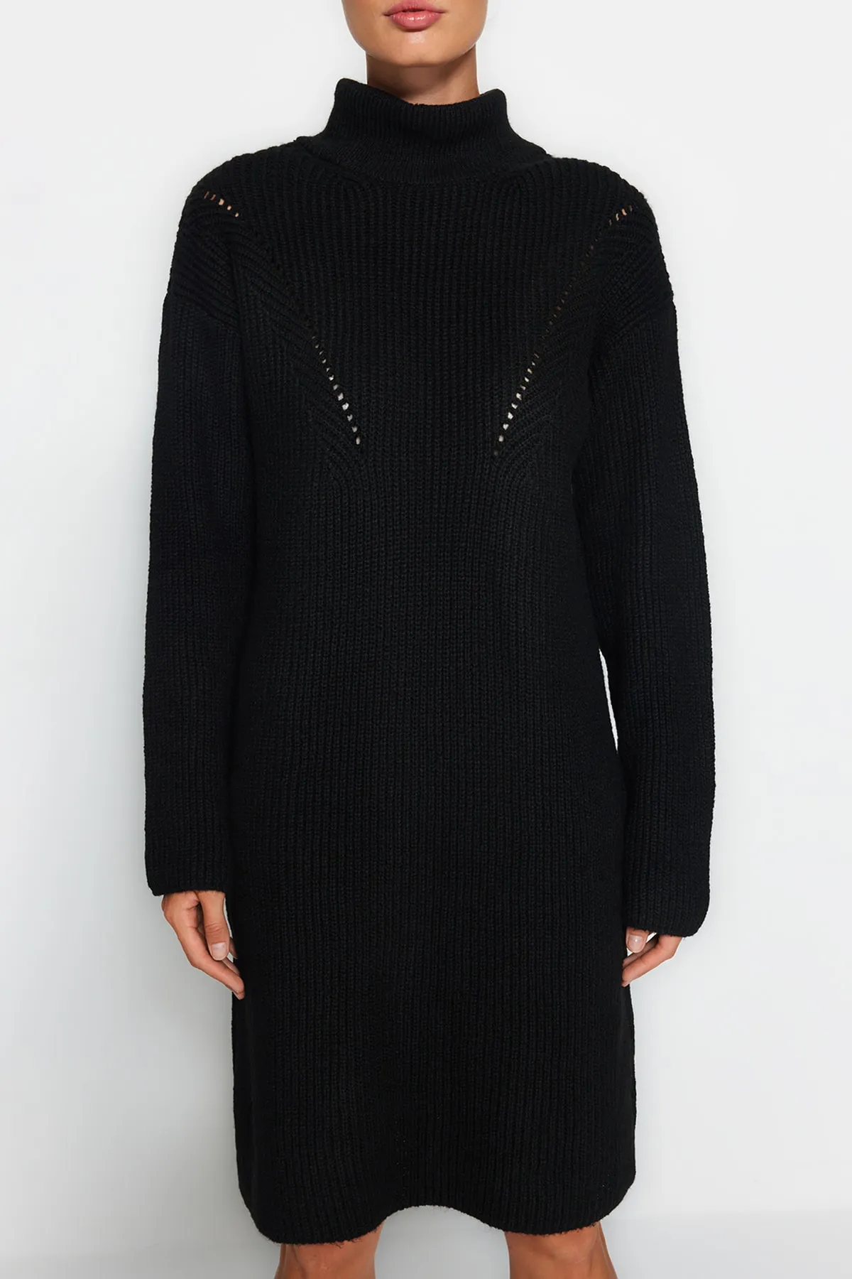 Trendyol Collection  Schwarzes Mini-Strickkleid mit hohem Kragen TWOAW24EL00058