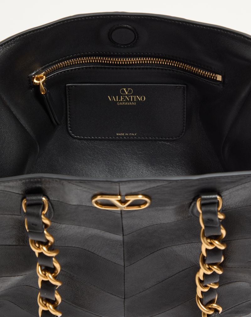 Bolsa de compras pequena Valentino Garavani Laseine em napa com estampa chevron.