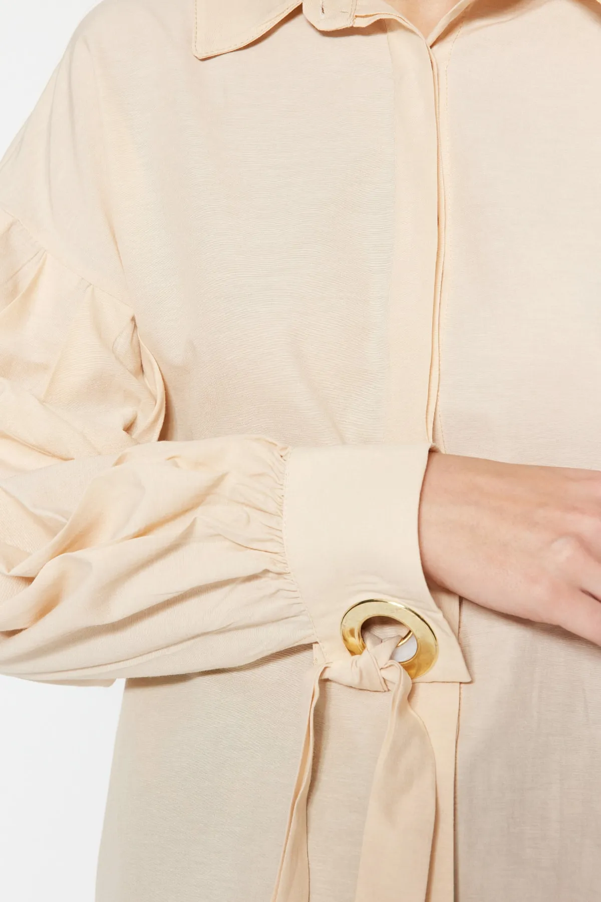 Trendyol Modest  Gewebtes Baumwollhemd mit steinbesetztem Bindedetail auf der Rückseite, Accessoires TCTSS23TG00109