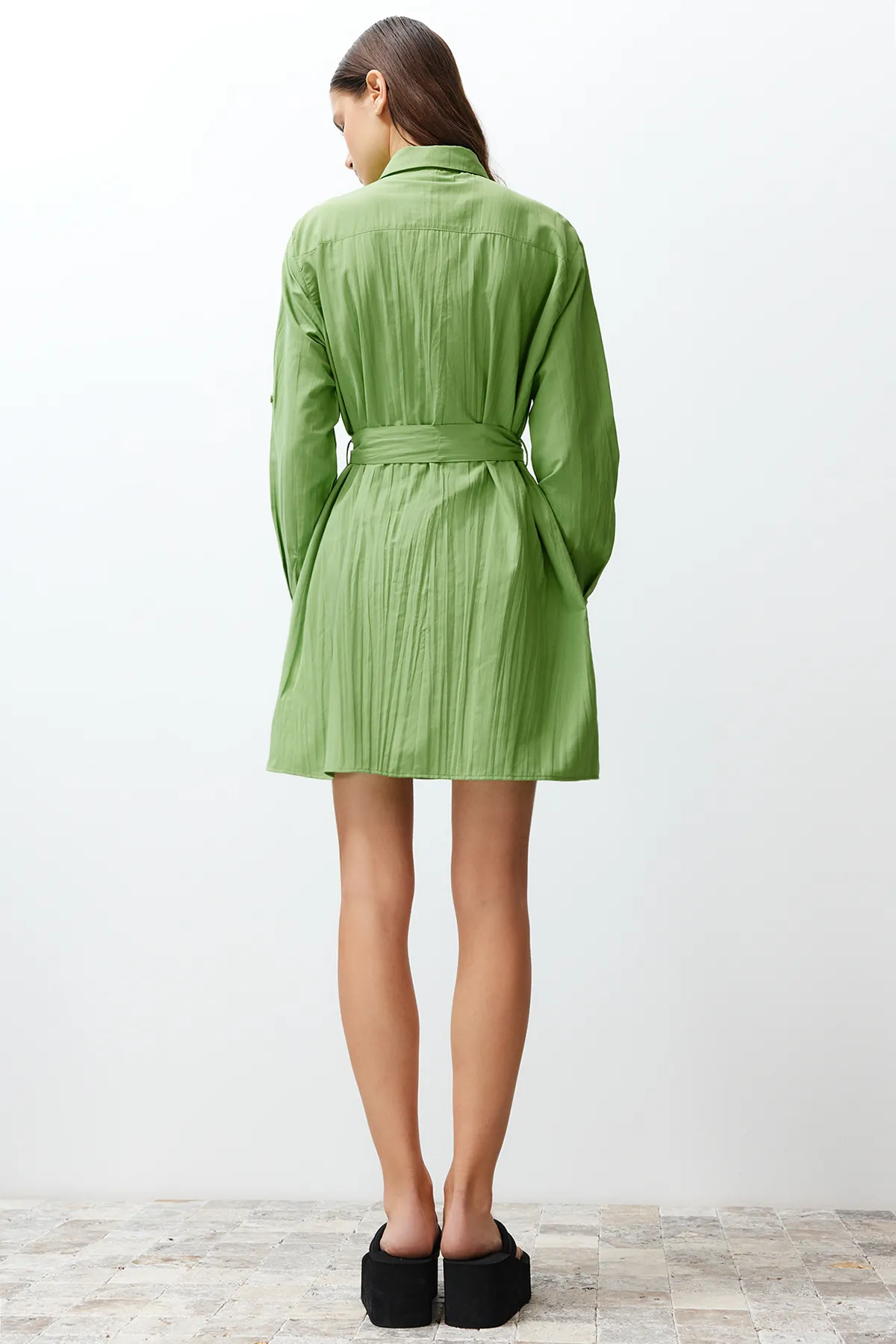 Trendyol Collection  Grünes Mini-Hemdkleid in Crinkle-Optik mit Gürtel TWOSS24EL00316