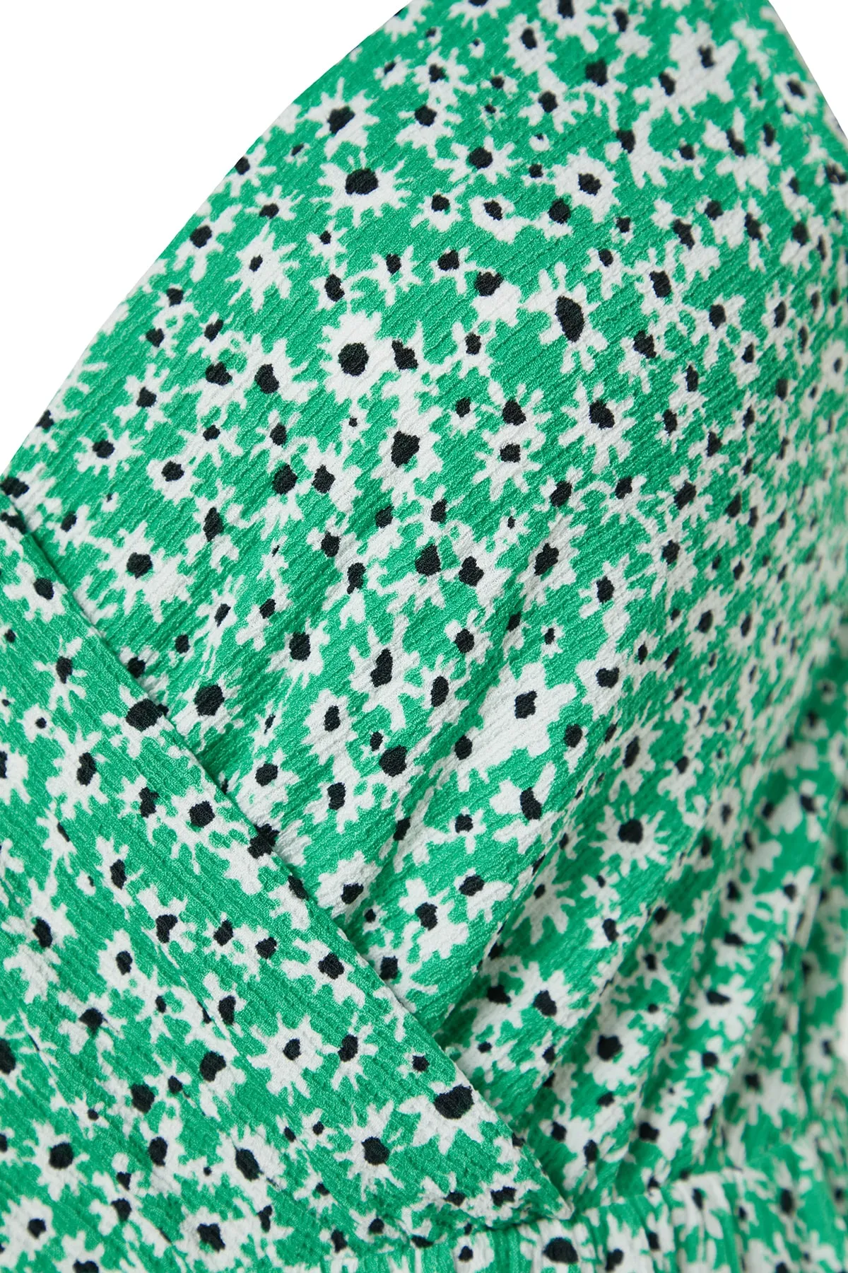Trendyol Curve  Grünes A-Linien-Strickkleid mit zweireihigem Kragen und Blumenmuster TBBSS22AH00051