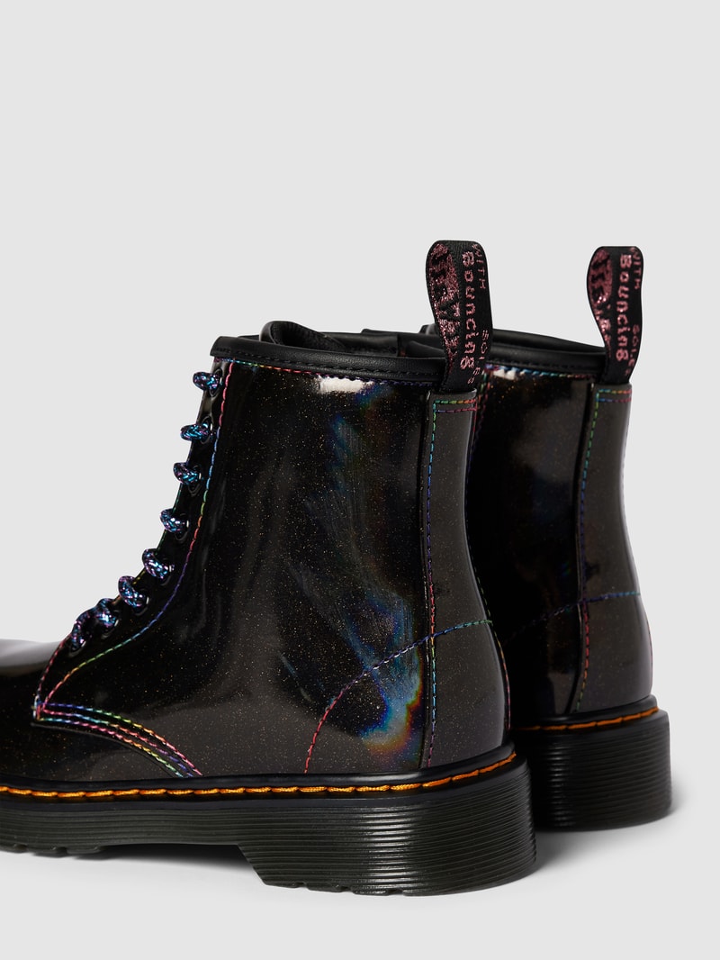 Schnürboots in schimmerndem Design in schwarz