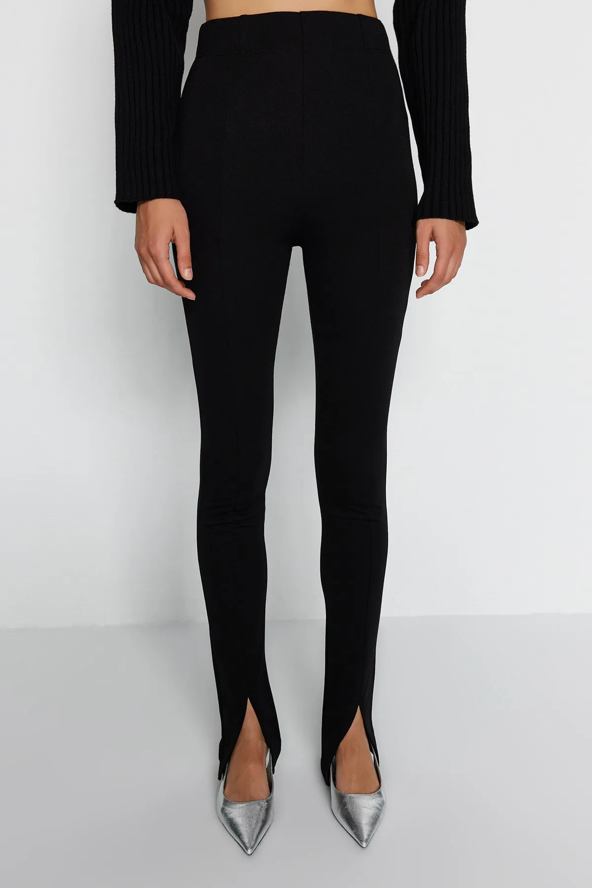 Trendyol Collection  Schwarze lange Strickhose mit Schlitz und detaillierten Details
