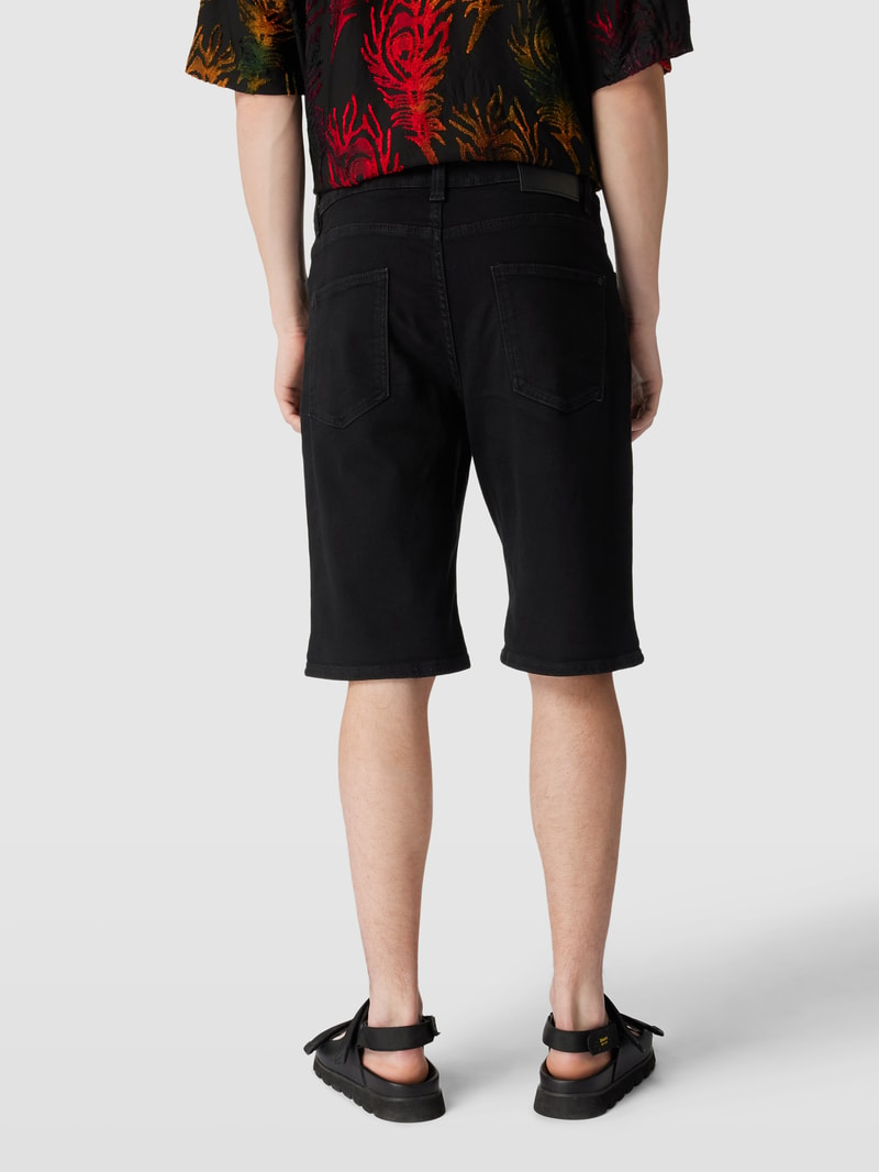 Jeansshorts mit Label-Patch in schwarz