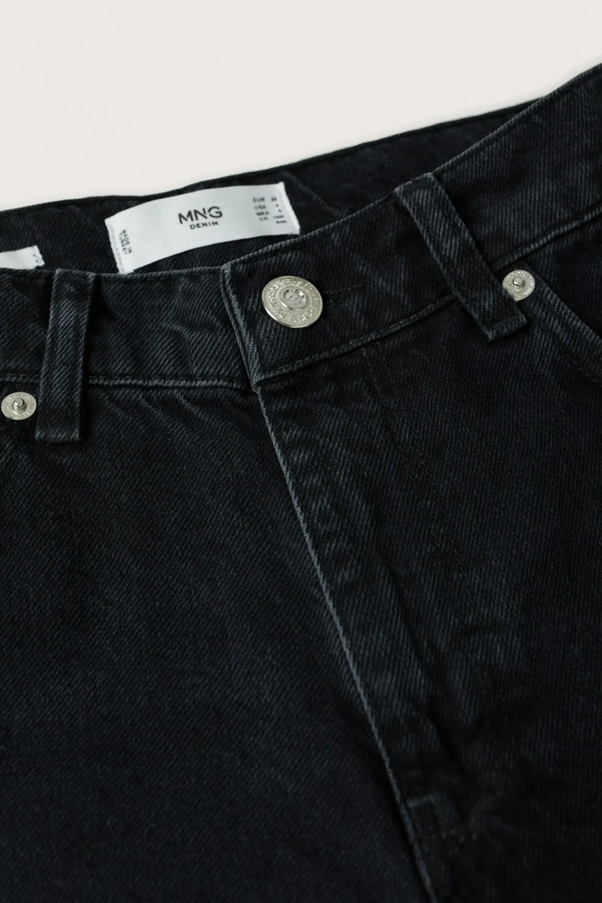 MANGO  Schwarze Denim-Damenjeans 27021110