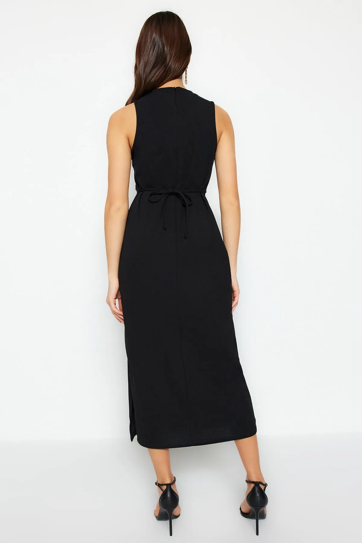 Trendyol Collection  Schwarzes, figurbetontes Strick-Bleistiftkleid mit Cut-Out-Details und Stehkragen TWOSS23EL02166