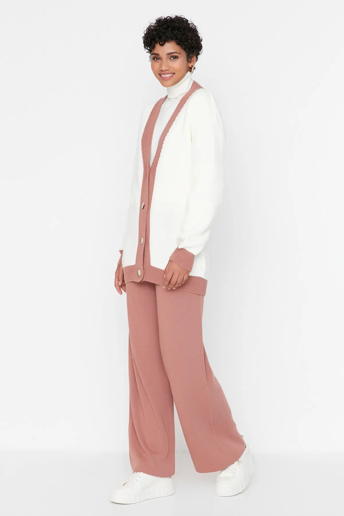 Trendyol Modest  Strickset mit Cardigan und Hose mit Streifendetail von Dried Rose TCTAW22AU0156