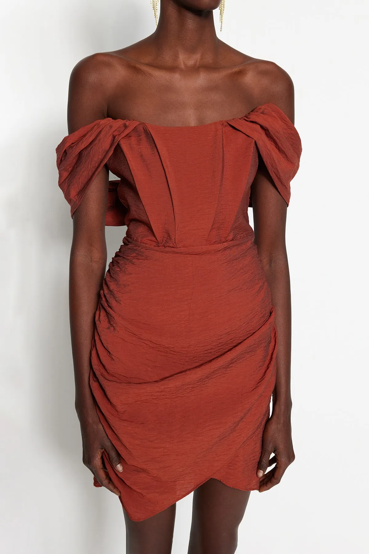 Trendyol Collection  Hellbraunes, figurbetontes, gefüttertes Popeline-Abendkleid TPRSS22EL2025