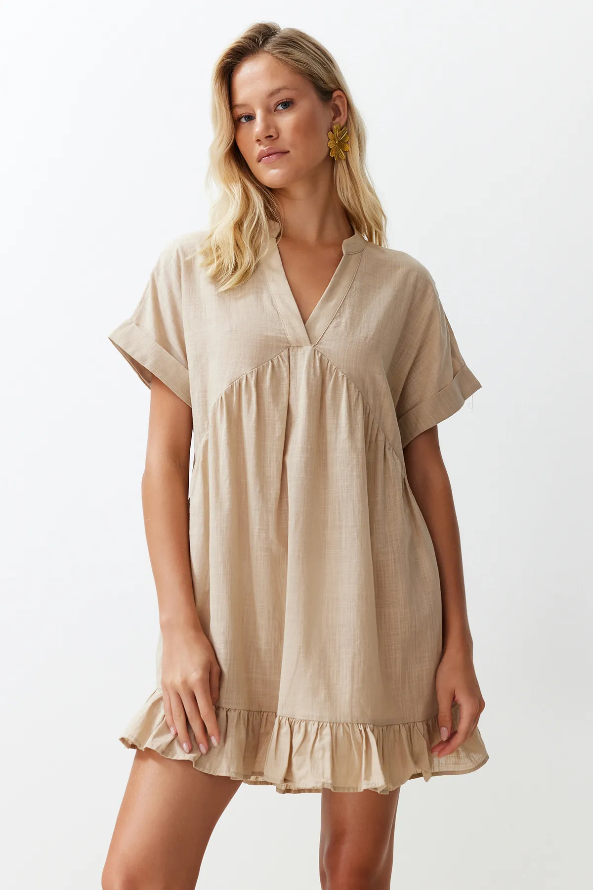 Trendyol Collection  Beigefarbenes, weit geschnittenes Mini-Strandkleid mit gewebten Rüschen TBESS24EL00113