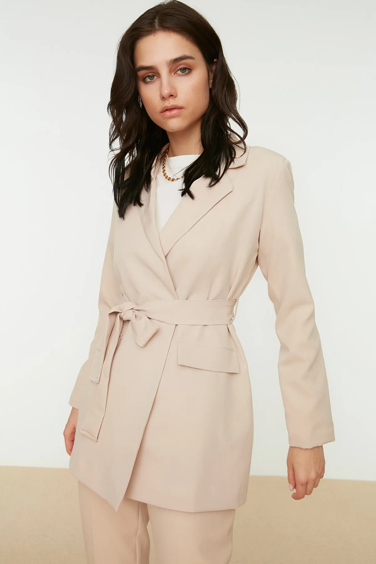 Trendyol Modest  Beigefarbene, gewebte Blazer-Jacke mit Taschendetail und Gürtel TCTAW22CK0031