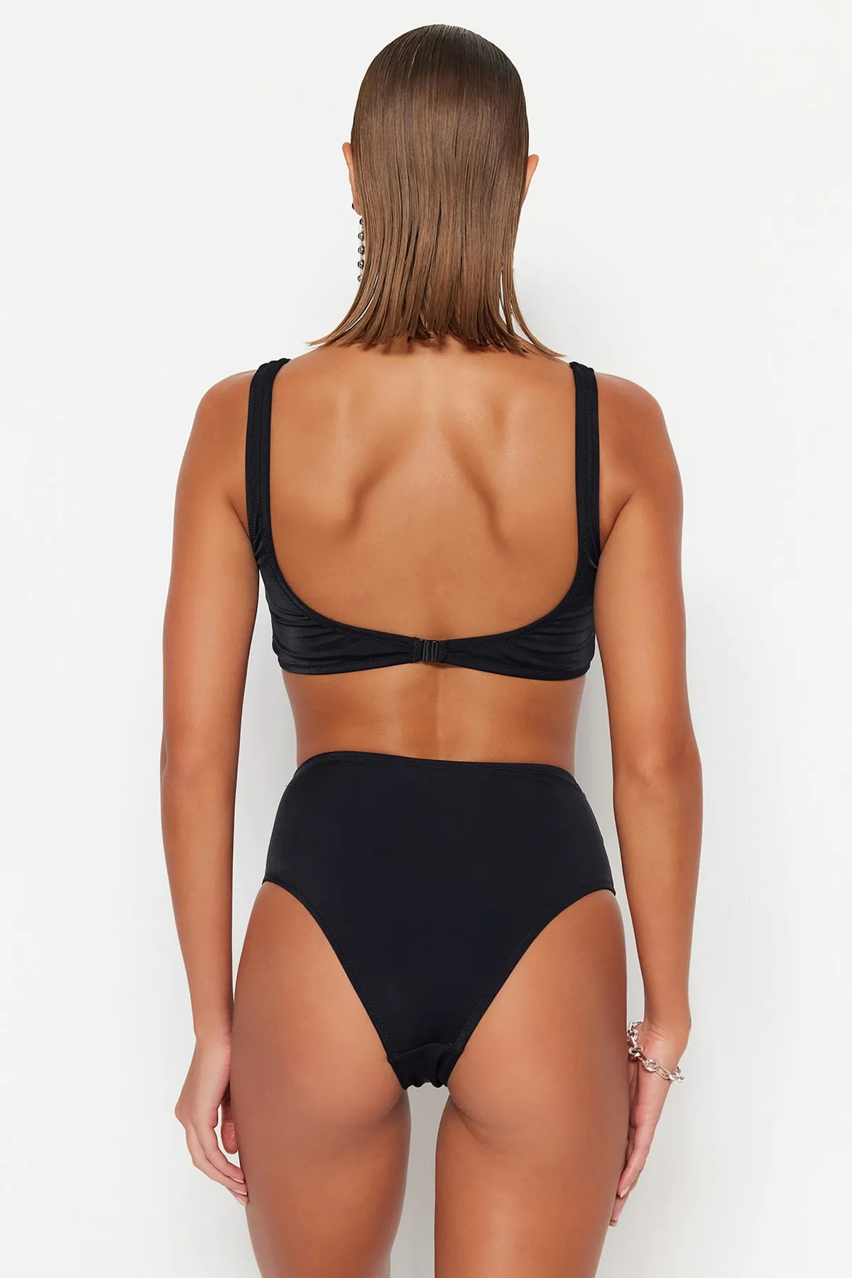 Trendyol Collection  Schwarze geknotete Bikinihose mit normaler Beinform und hoher Taille TBESS23BA00287