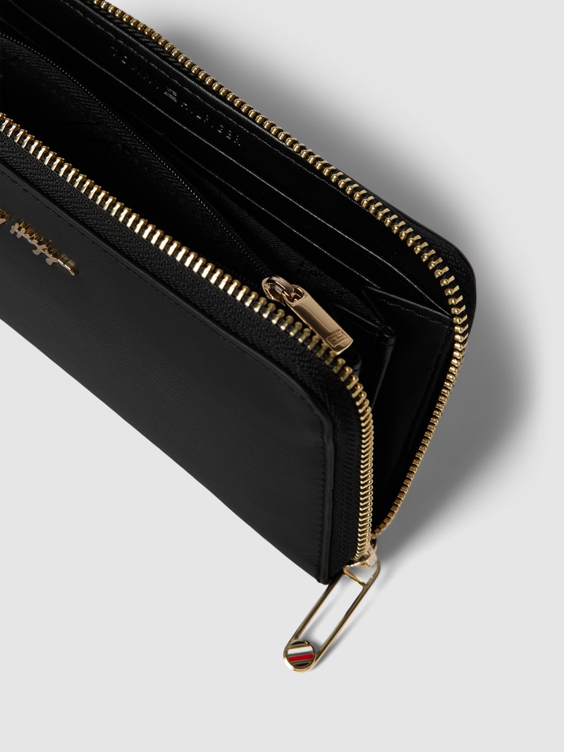 Portemonnaie mit Label-Applikation Modell 'ICONIC' in schwarz