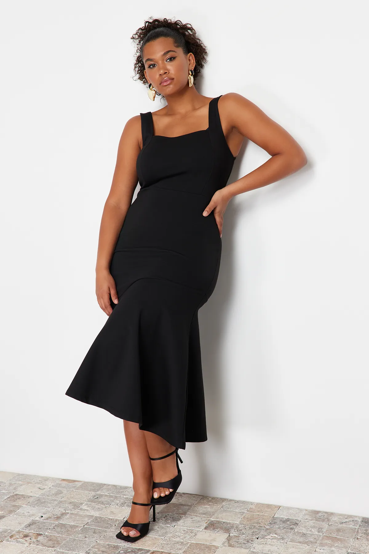 Trendyol Curve  Schwarzes Midi-Strickkleid mit Rüschendetail TBBSS24AH00048