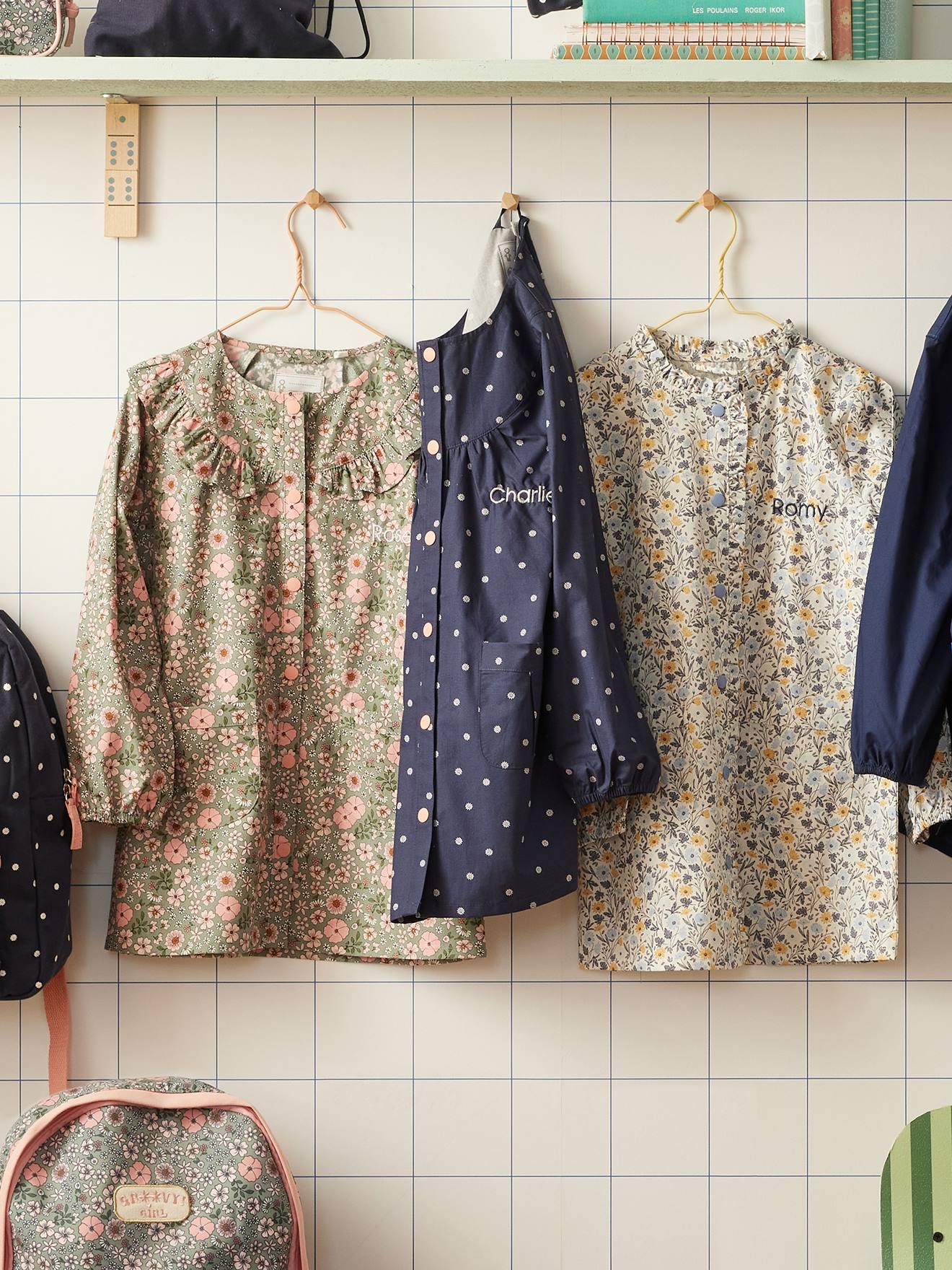 Tablier à fleurs personnalisable fille bleu