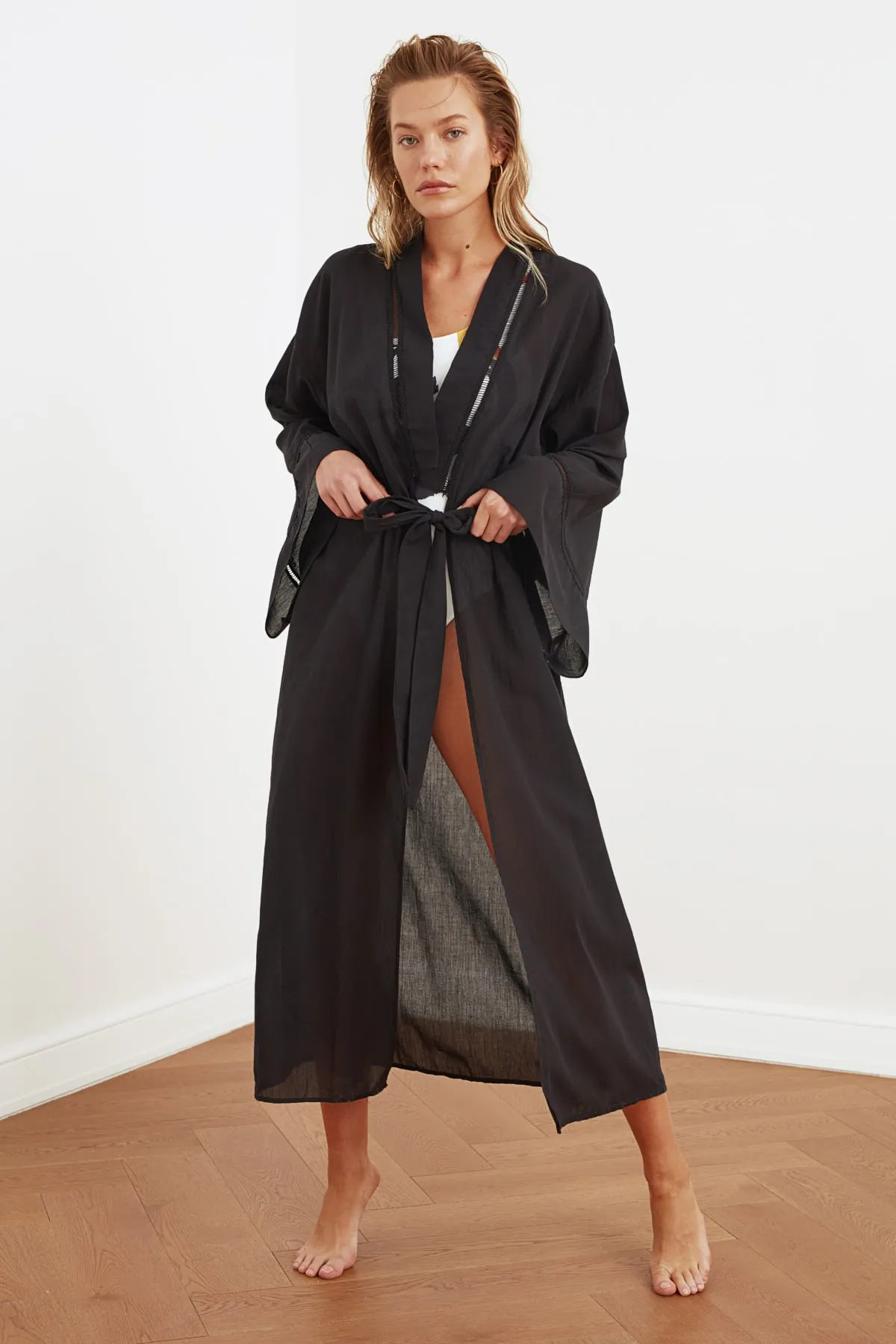 Trendyol Collection  Kimono und Kaftan aus 100 % Baumwolle mit schwarzem Gürtel und gewebten Maxi-Streifen-Accessoires TBESS21KM0094