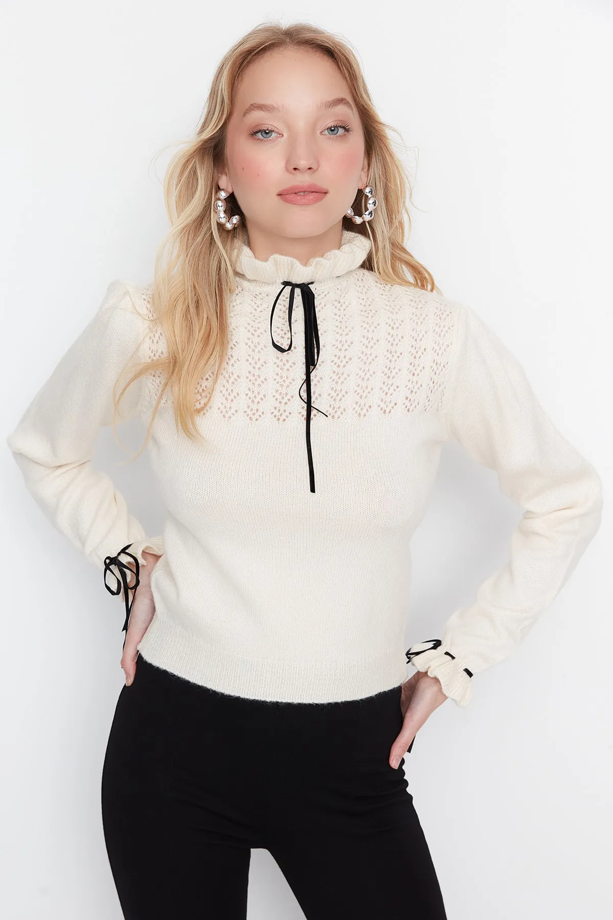 Trendyol Collection  Ecrufarbener, weich strukturierter Strickpullover mit Lochmuster TWOAW21KZ2355
