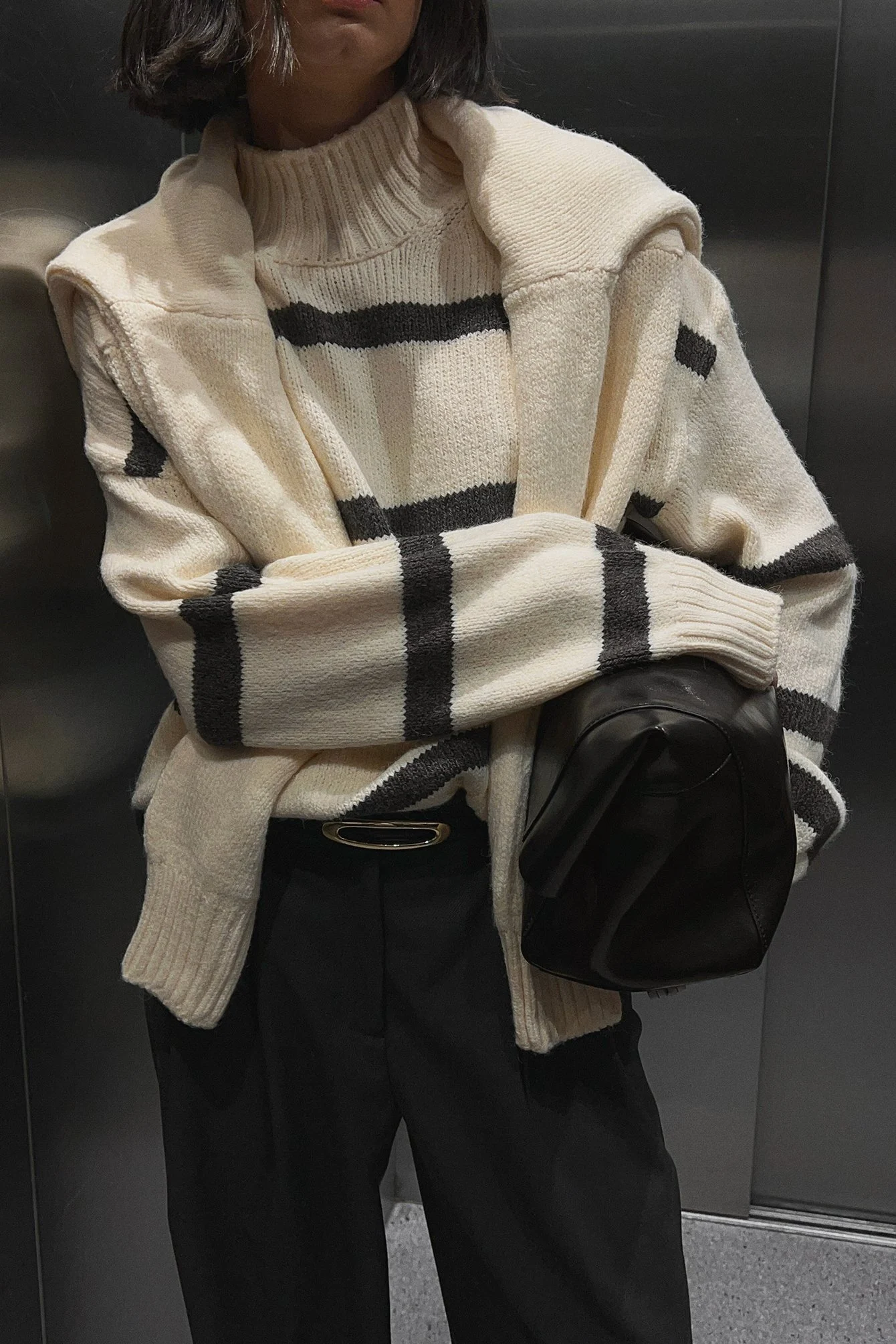 Gestreifter Strickpullover mit Rollkragen