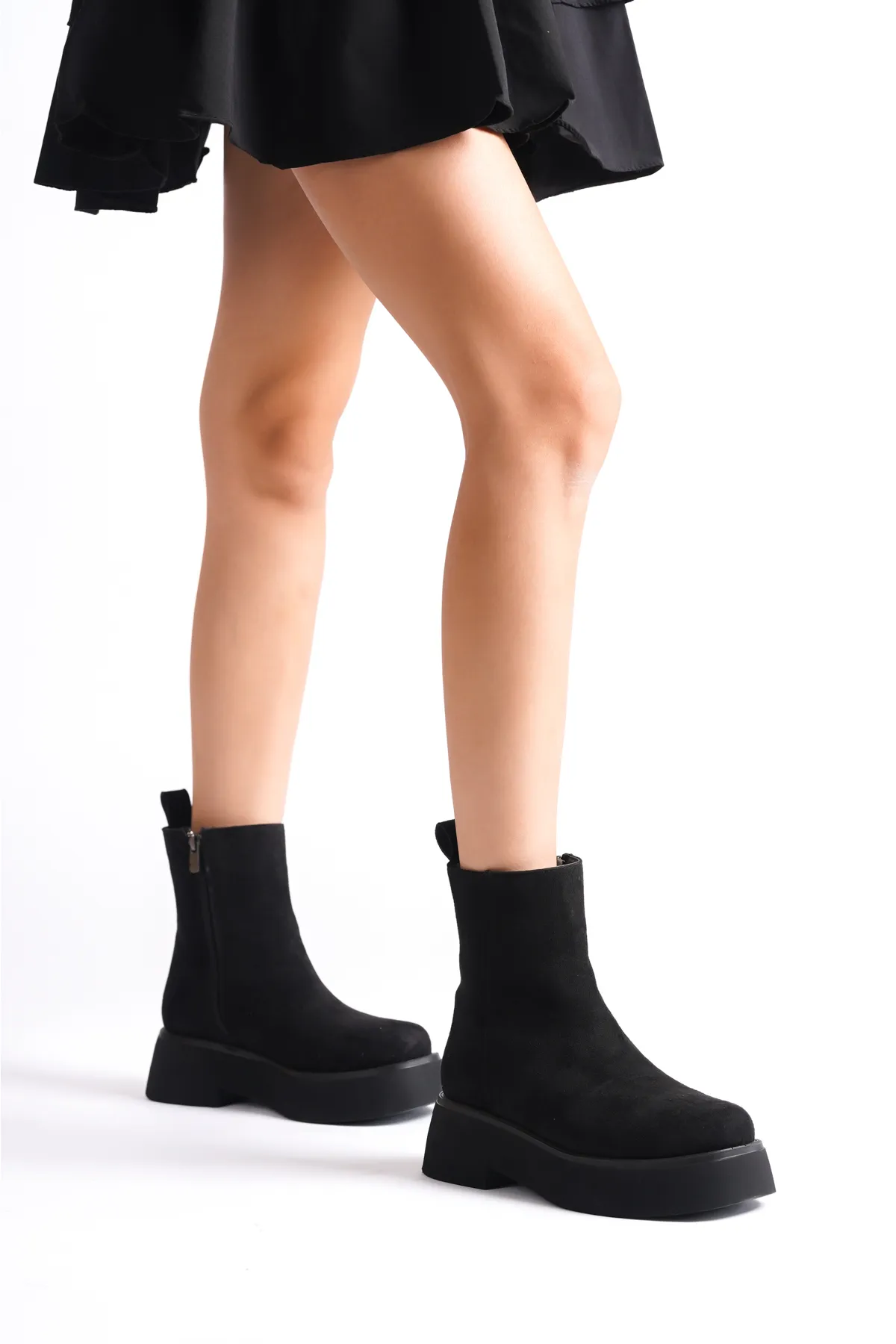 Capone Outfitters  Damenstiefel mit runder Spitze, seitlichem Reißverschluss und Trak-Sohle