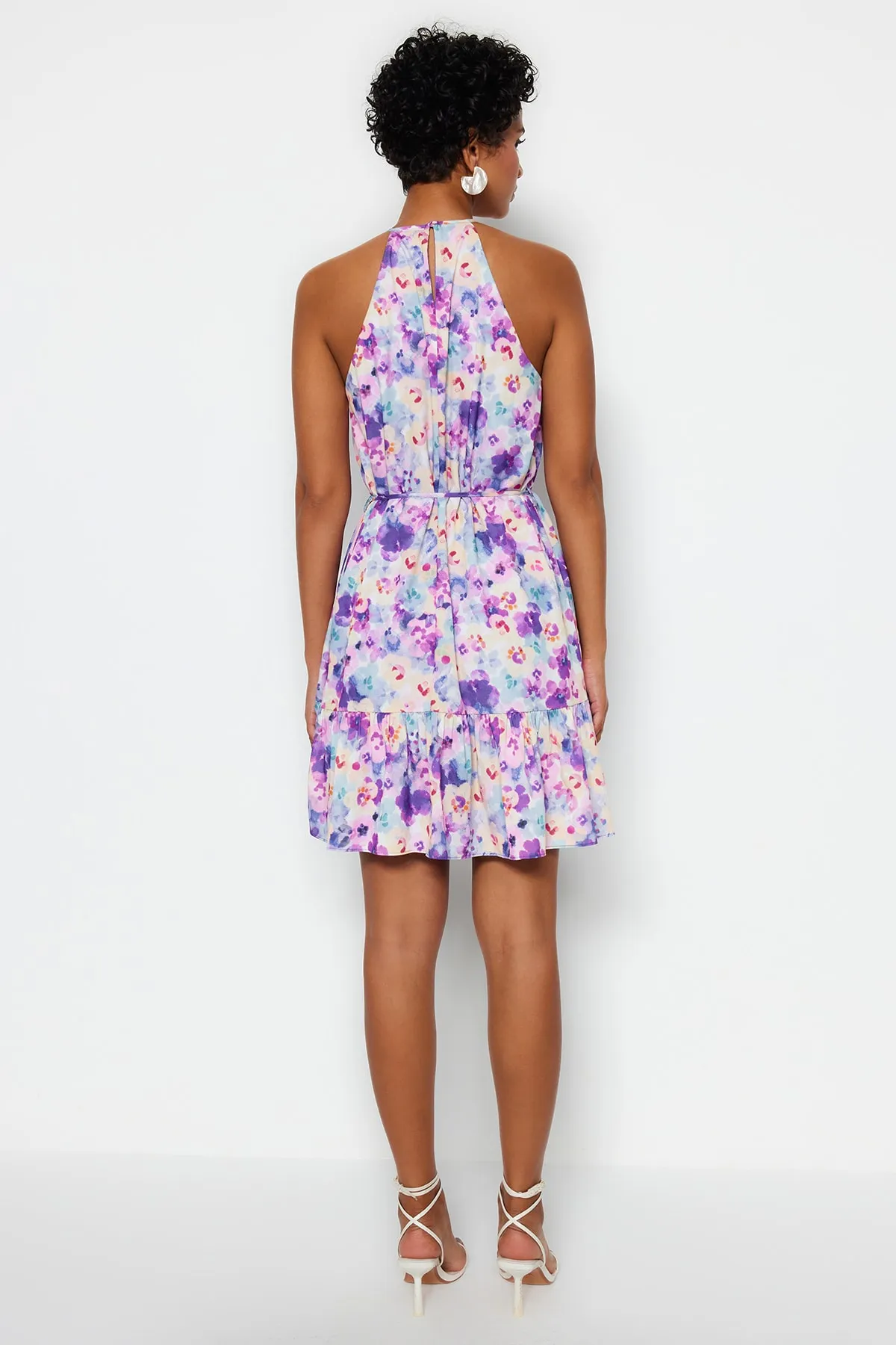 Trendyol Collection  Lilafarbenes, florales A-Linien-Minikleid aus Webstoff mit Bindedetail TWOSS22EL00666