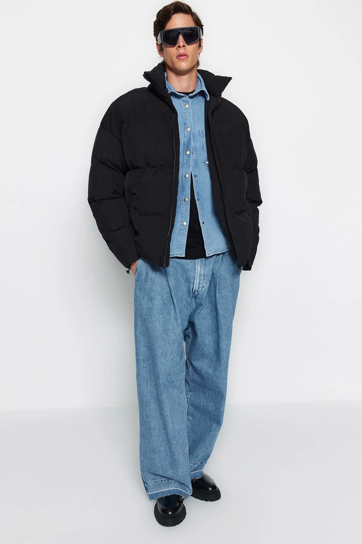 Trendyol Collection  Schwarze Unisex-Pufferjacke in Oversize-Passform mit Stehkragen TMNAW24MO00003