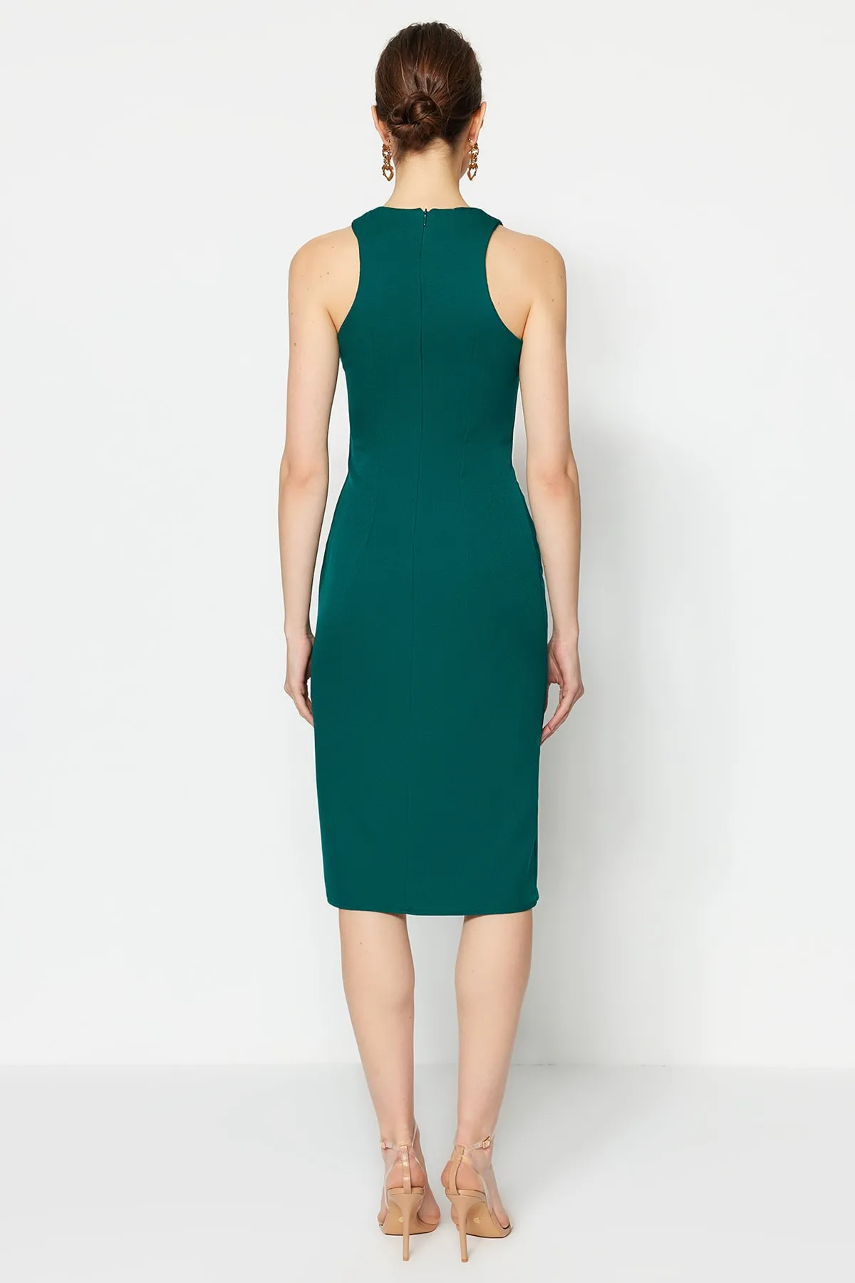 Trendyol Collection  Smaragdgrünes, figurbetontes Midi-Neckholder-Webkleid TWOSS23EL00611