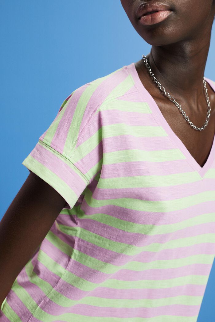 Gestreiftes Baumwoll-T-Shirt mit V-Ausschnitt