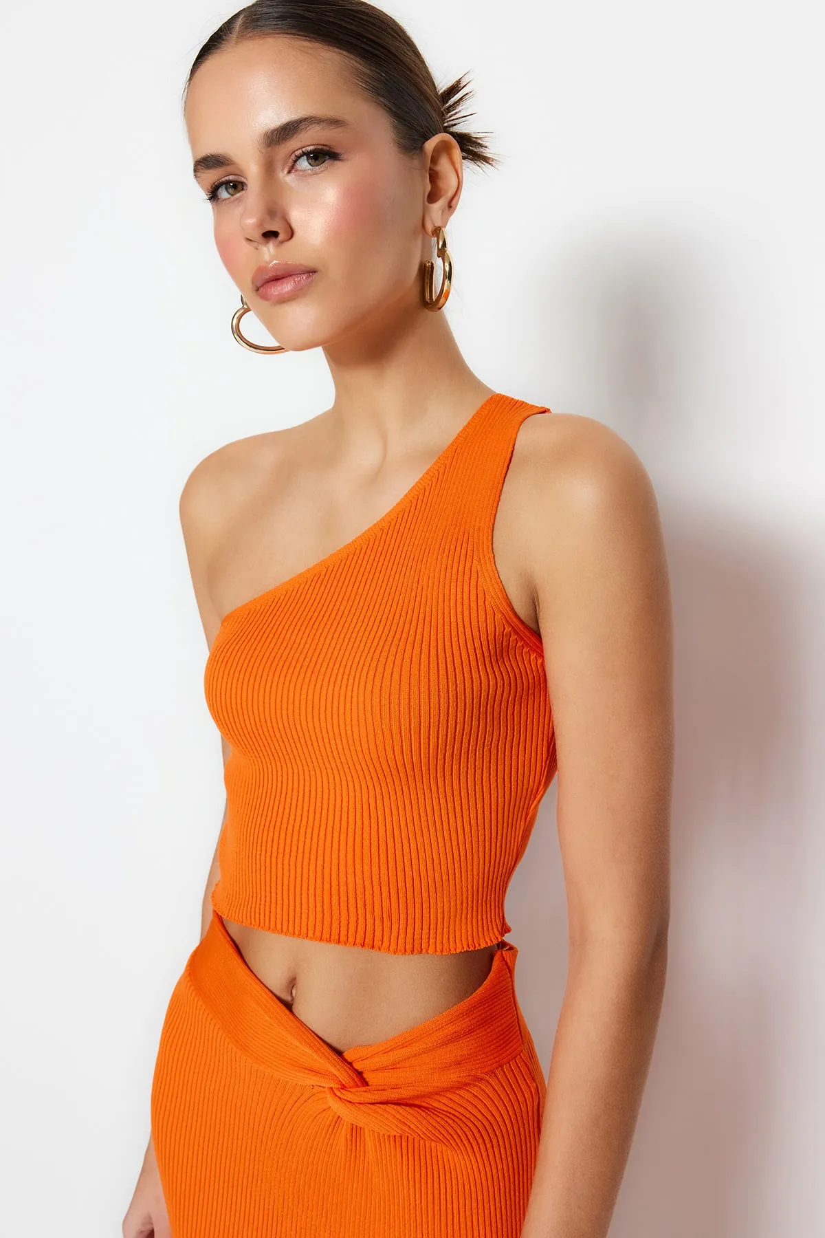 Trendyol Collection  Oranges Set aus kurzem Strickoberteil und -unterteil TWOSS23AU00050