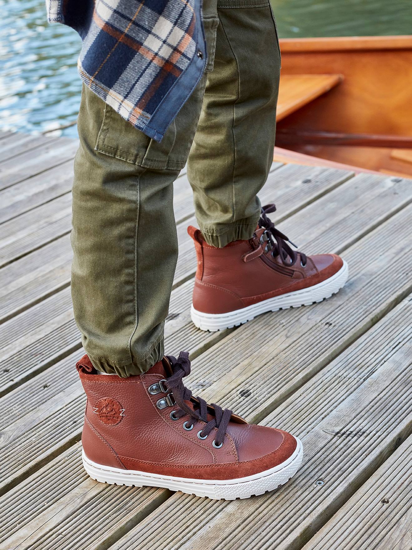 Baskets montantes cuir garçon lacées et zippées marron