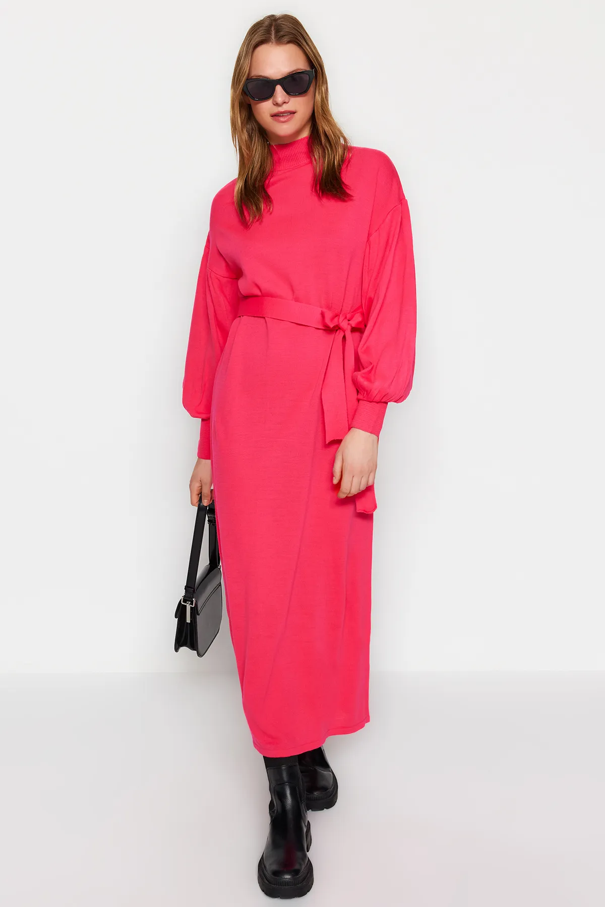 Trendyol Modest  Rosa Strickkleid mit halbem Rollkragen und Gürtel TCTAW24EB00023