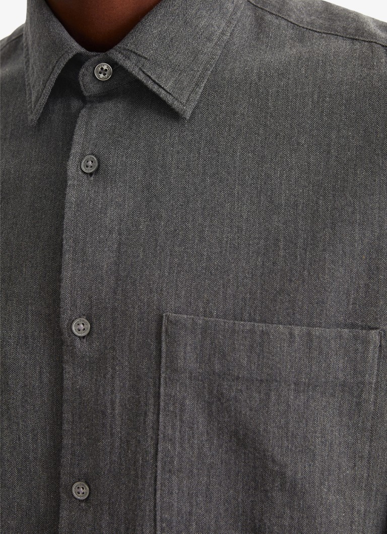 Tricou Marc O'Polo cu croială clasică, confecționat din bumbac organic, cu buzunar la piept.