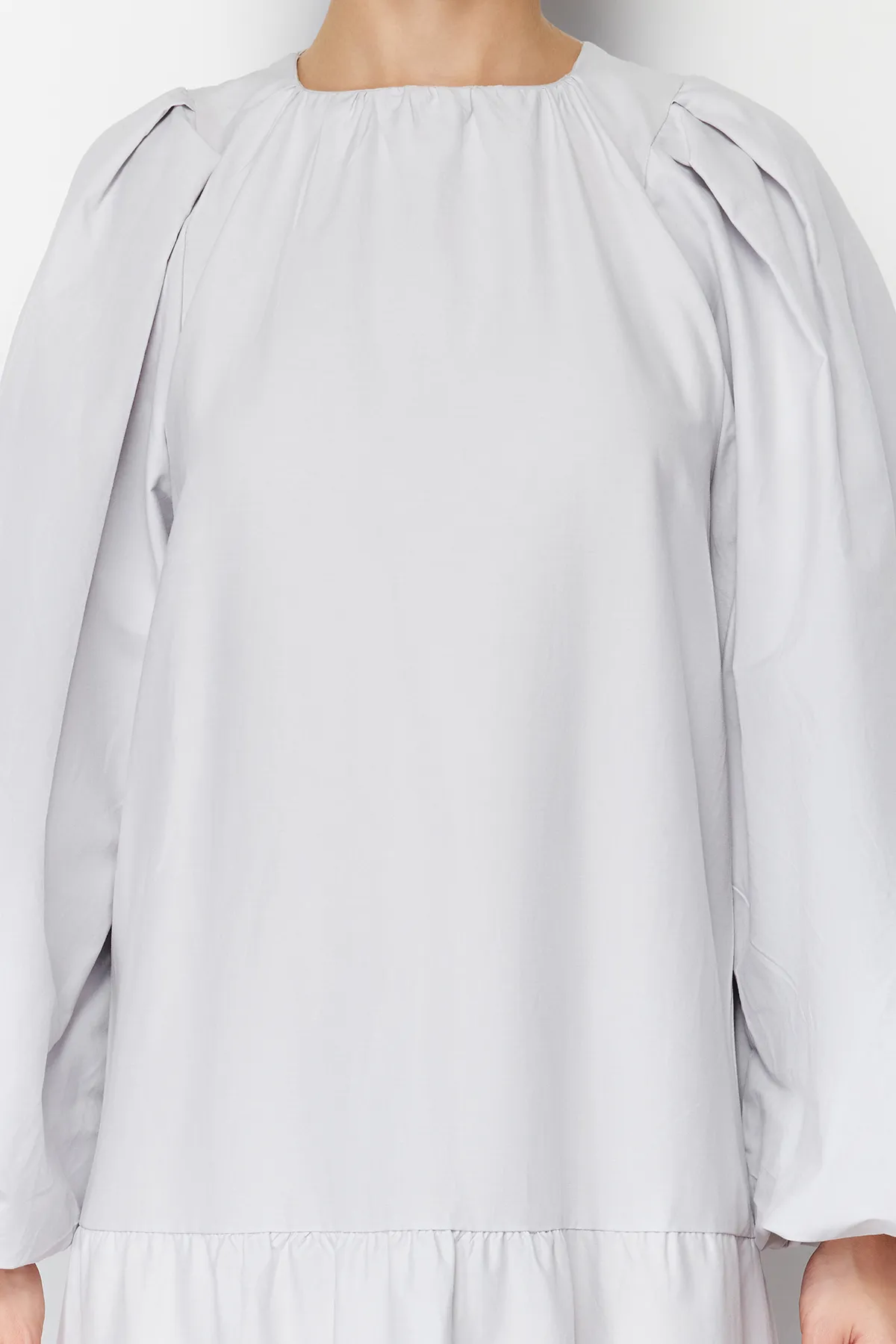 Trendyol Modest  Juwelenbesetztes Kleid mit Ballonärmeln und mehrlagigem Baumwollgewebe TCTSS24EB00070