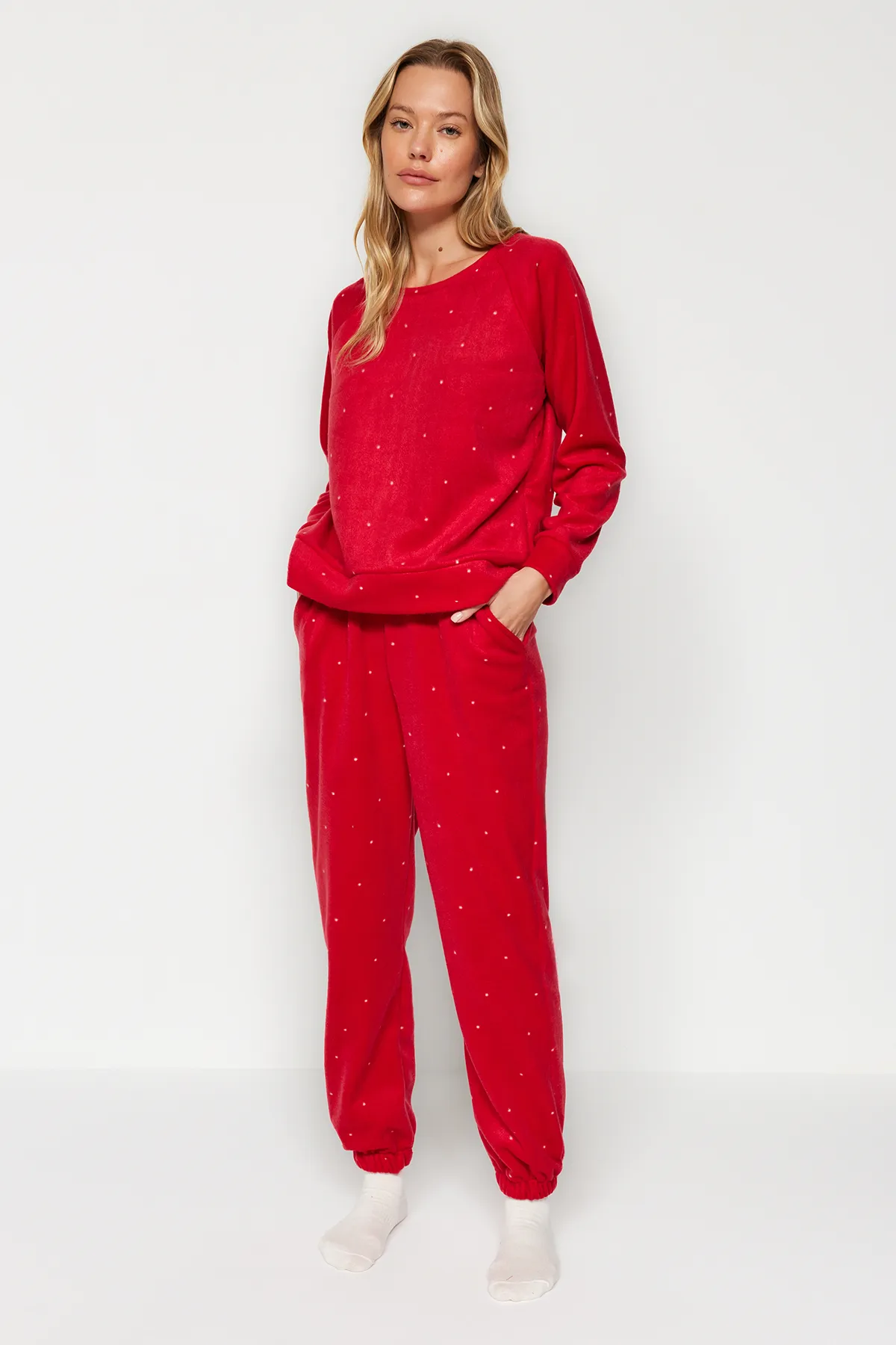 Trendyol Collection  Rotes Pyjama-Set aus gestricktem T-Shirt und Hose aus Samt THMAW24PT00032