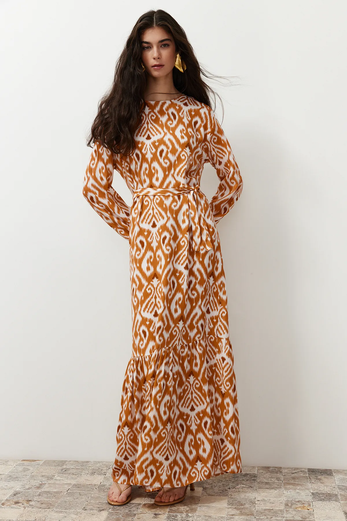 Trendyol Modest  Senfgelbes Kleid aus Viskosegewebe mit Schalmuster und Gürtel TCTSS24EB00240