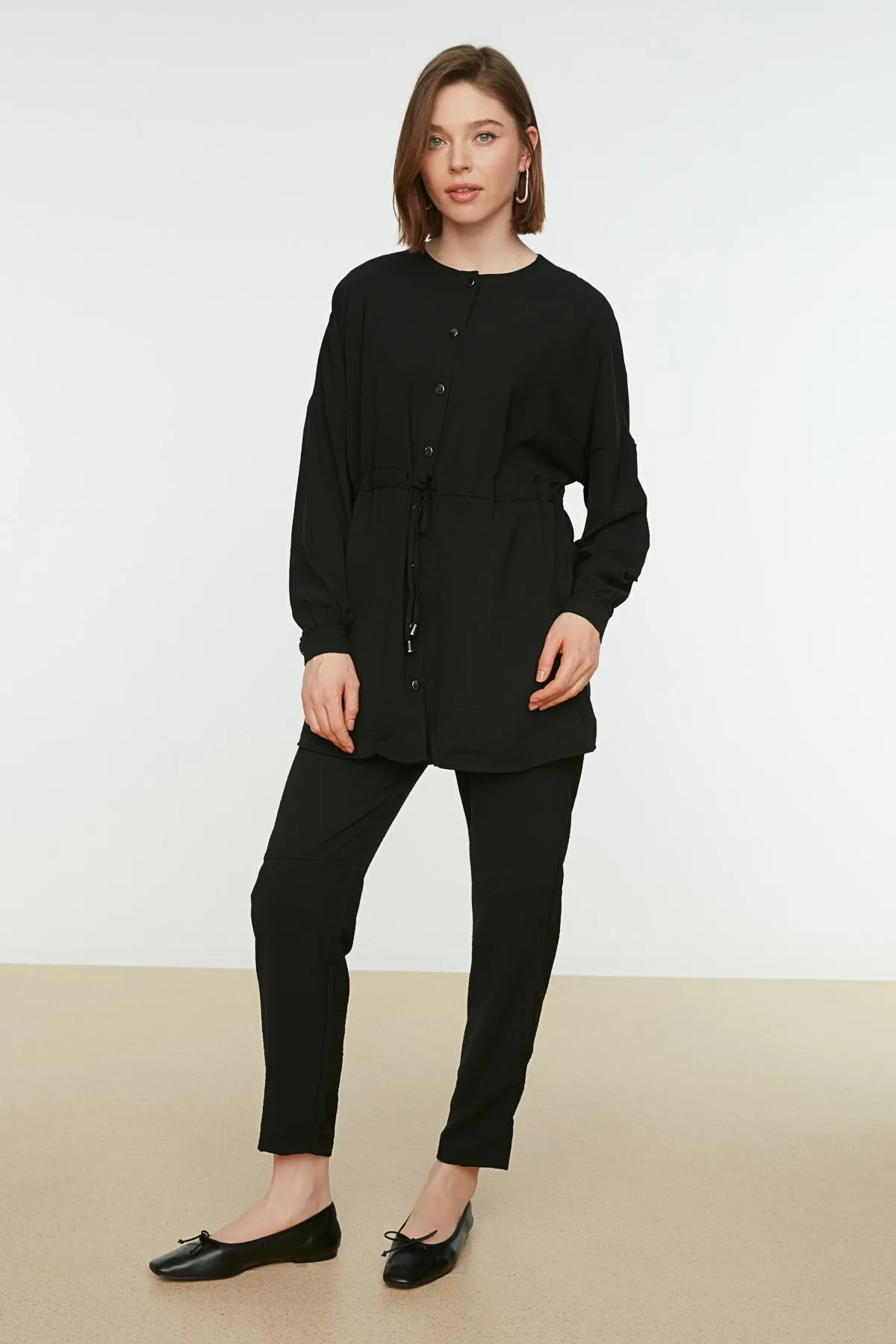 Trendyol Modest  Schwarzer gewebter Hemd-Hosen-Anzug mit Taillenschnürung TCTSS21AU0237