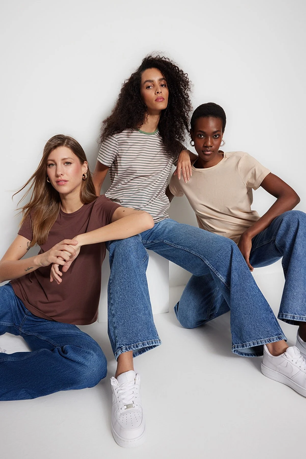 Trendyol Collection  Braun-Beige-Khaki gestreiftes 3er-Pack Basic-Strick-T-Shirt mit Rundhalsausschnitt TWOSS20TS0146