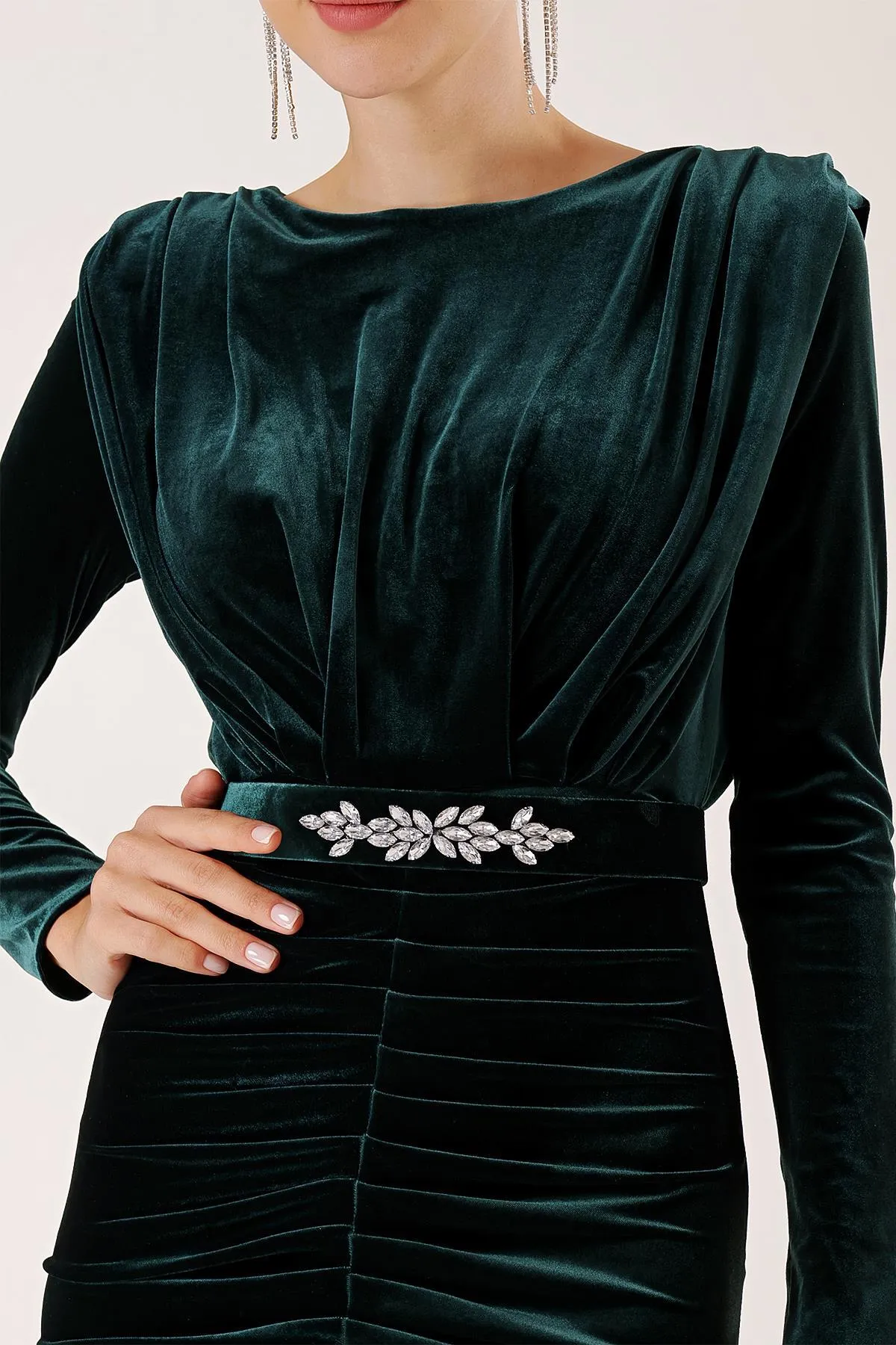 By Saygı  Langes Samtkleid mit plissierter Vorderseite und Gürtel